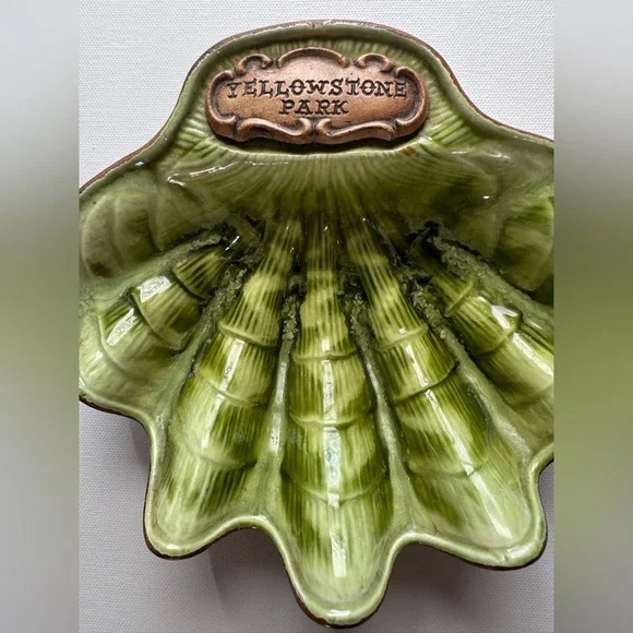VTG Treasure Craft green clam shell ashtray with "Yellowstone Park" inscribed - Picture 2 of 7